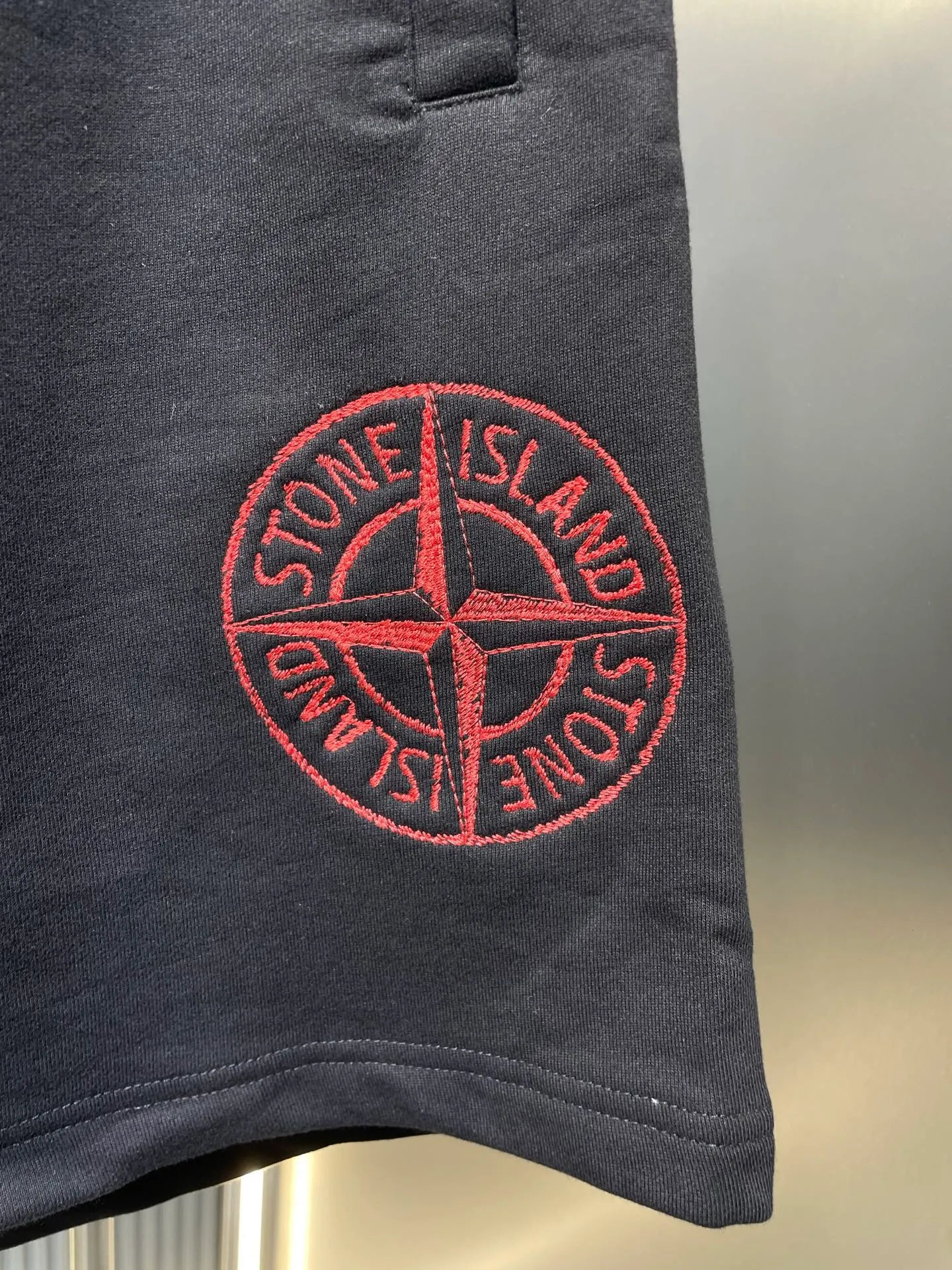 🅿️400 Stonelsland 🌟[Top Replica] Badge embroidered shorts. Customized to the purest and most luxurious terry cloth. Thick and crisp, comfortable and skin-friendly. Iconic embellishment on the side of the pants. Compass badge embroidery to highlight the brand's imprint. Stitching art. The beauty of contrasting colors. The red stitching jumps on the black base. The collision of fashion and creativity exudes irresistible charm. Process 1: Using imported machine embroidery process. Use advanced computer control system and precision mechanical components to realize the red Compass badge embroidery operation with high precision and smooth and delicate lines. Process 2: Special machine for reverse top-stitch fine sewing process. Use special machine for top-stitch sewing. The reverse side of clothing is required to be carefully prepared before sewing to ensure straight sewing lines, even stitches, smooth edges and beautiful appearance. Process 3: The fabrics have been washed and have a better hand feel and texture. They are not easy to deform, shrink or fade. Maintain long-term beauty Accessories: Customized 1:1 Stonelsland snap button Customized 1:1 Stonelsland trademark Version: Loose version Size: S M L XL Style number: MM023-A80